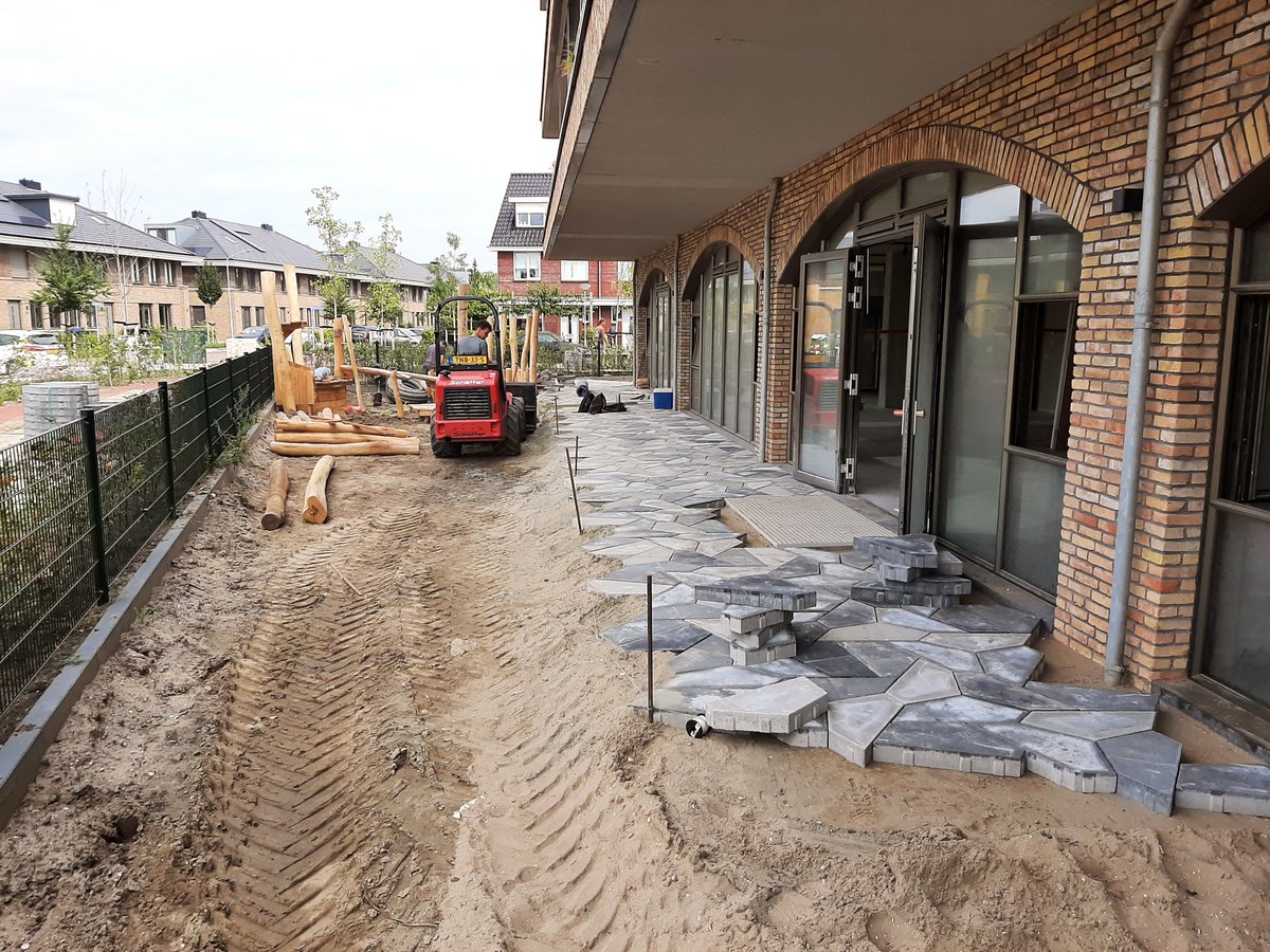 Bureau_RIS's tweet photo. Bij de nieuwe locatie van @SDKkinderopvang in de wijk #Wilgenwende in Dordrecht zijn we gestart met de aanleg van de groene en avontuurlijke buitenruimte.
#natuurlijkspelen #groenekinderopvang #GroenCement #parkstenen #infiltratie #biodiversiteit https://t.co/3XdTA8YhdK
