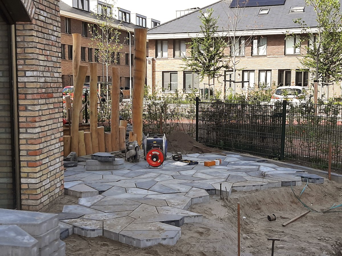 Bureau_RIS's tweet photo. Bij de nieuwe locatie van @SDKkinderopvang in de wijk #Wilgenwende in Dordrecht zijn we gestart met de aanleg van de groene en avontuurlijke buitenruimte.
#natuurlijkspelen #groenekinderopvang #GroenCement #parkstenen #infiltratie #biodiversiteit https://t.co/3XdTA8YhdK