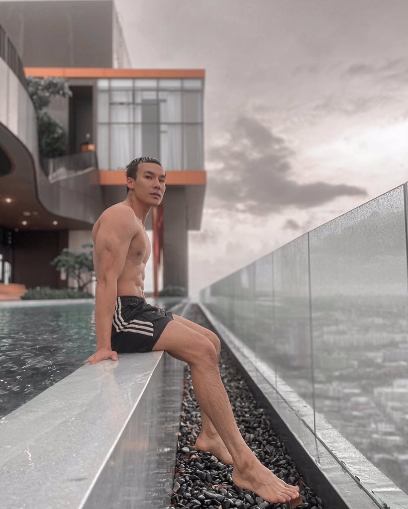 Heinyar12's tweet photo. Relax 🏊‍♂️🤿

#heinyar #heinyarprojectk #gum_npl #heinyar_papa #relax #swimming #swimmingpool #summer #holidays #healthylifestyle #reels #instagram #🏊‍♂️ https://t.co/C6DLAtAXvN