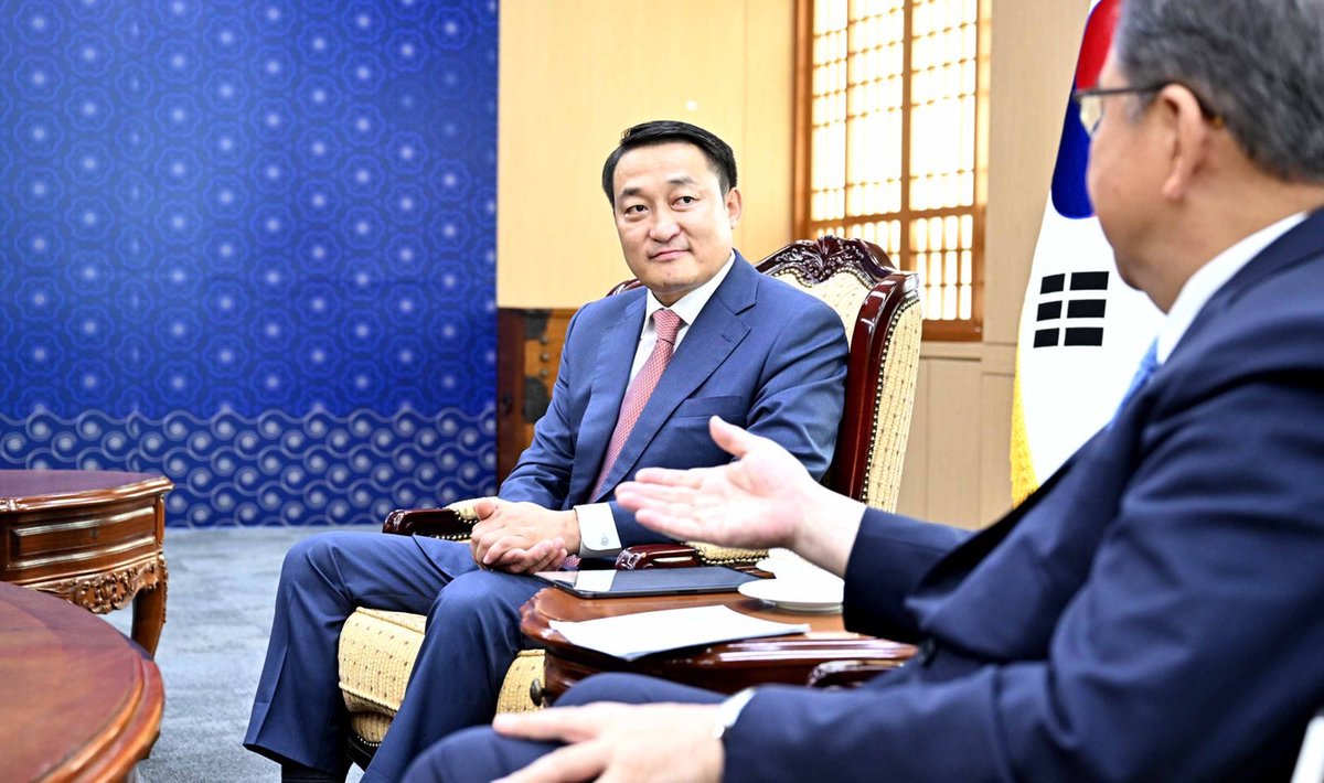 БНСУ-ын Гадаад харилцааны сайд Пак Жинтэй уулзаж түүний удахгүй Монгол улсад хийх айлчлал болон хоёр талын улс төрийн харилцааны асуудлаар санал солилцлоо.