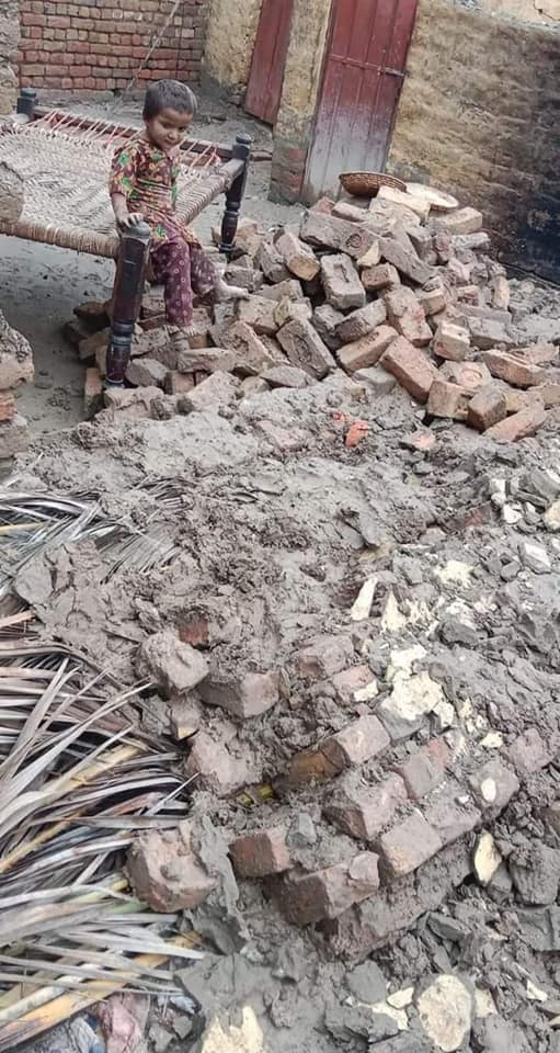 shafaqnaveed2's tweet photo. These images are from our ancestral village in District Khairpur, Sindh where over a 100 homes have been washed away due to the recent rains and flooding in the province. Countless homes are almost on the brink of collapsing. https://t.co/lNMEGQRIeR