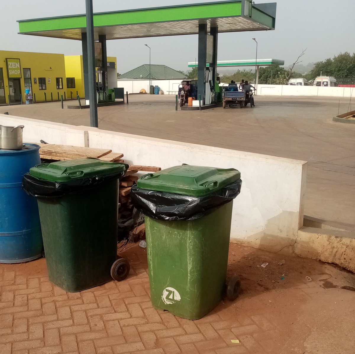 PapaTankas's tweet photo. Endeavor to #GetaBin and be encouraged to do the right thing. From the streets, our work place and homes. Have that positive mindset to keep your space clean fr a better Ghana ๐ฌ๐ญ.
#TankasBinit ๐ฎ
China mall @irecopltd https://t.co/2KdrQlPo9N