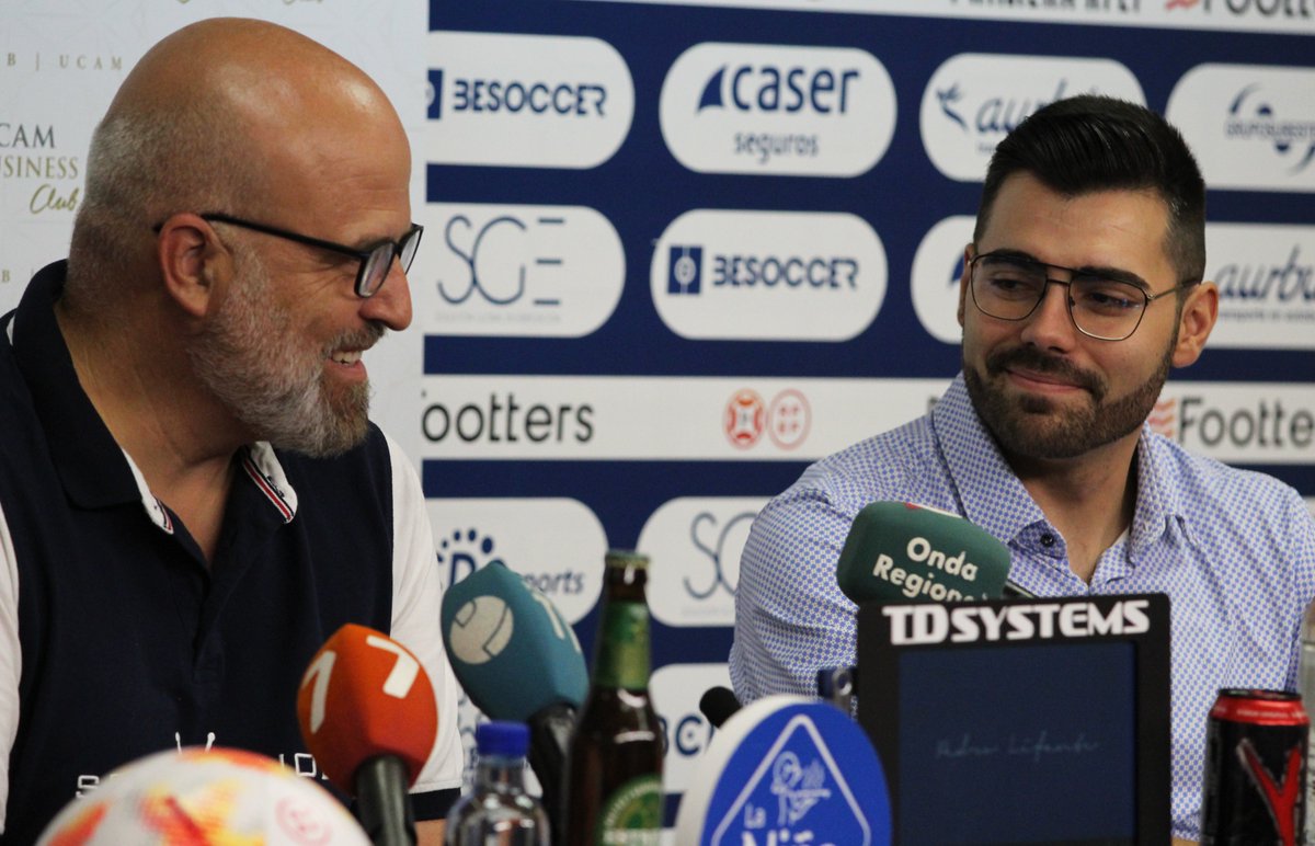 👕 <a href="/Jesus4Palomeq/">JESUS SANCHEZ</a> ha sido presentado esta mañana en la sala de prensa del Estadio BeSoccer La Condomina junto a <a href="/MiguelLinaresZ/">Miguel Linares</a>, <a href="/PabloRosique/">Pablo Rosique</a> y Pedro Lifante, que seguirá formando parte del UCAM Business Club.