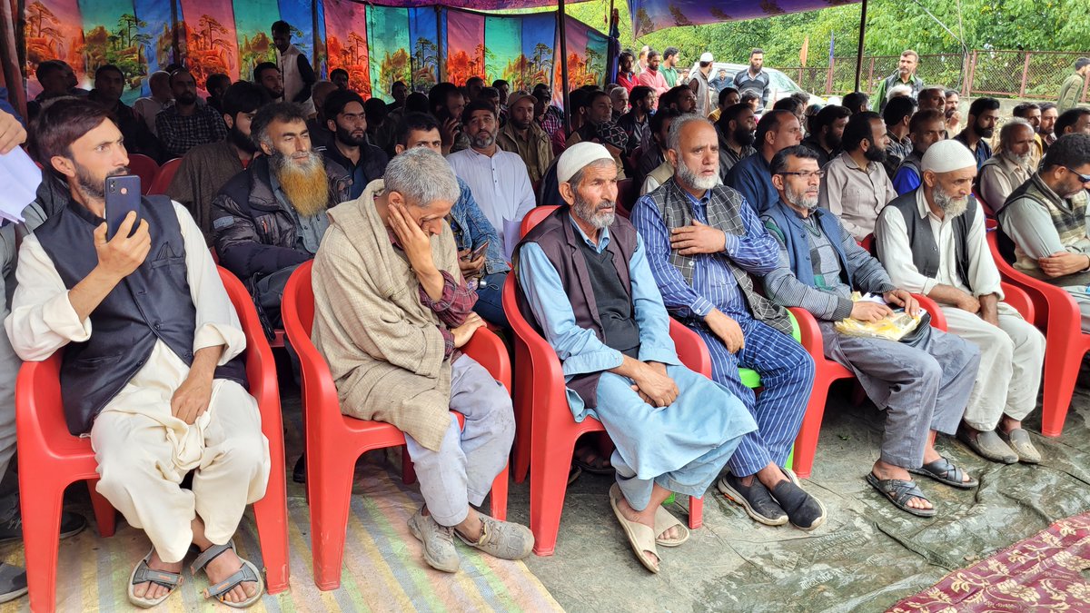 dicbudgam's tweet photo. #BlockDiwas  held at Panchayat Halqa Sugen in Block Khag of Budgam.
The Block Diwas was chaired by the Additional, District Development Commissioner (ADDC) Budgam, Dr Akramullah Tak.
ADDC calls for robust development of area. @diprjk @SyeedF22 @OfficeOfLGJandK @ddnewsSrinagar https://t.co/TRFWhJt9T0