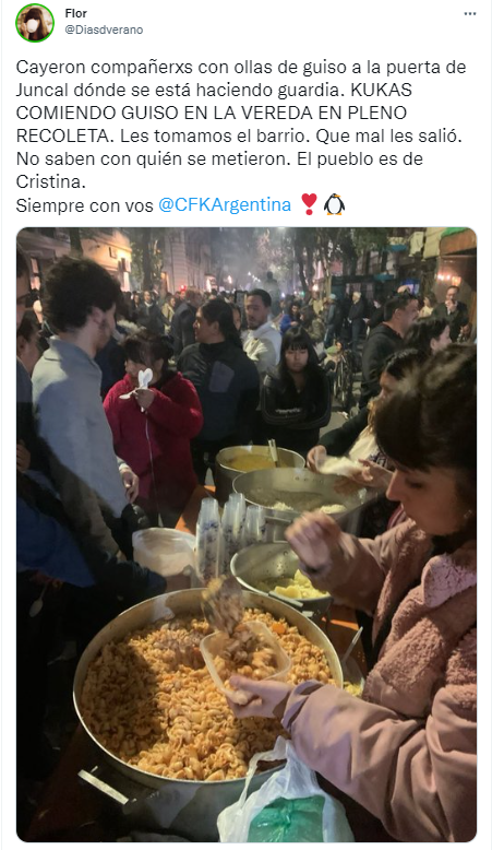 LemurRepublica1's tweet photo. Comiendo guiso en la vereda, mientras le hacen guardia a la rea que usa carteritas Louis Vuitton: orgullosos de ser usados y vejados... 🤷‍♂️ https://t.co/MrzIJB3H73