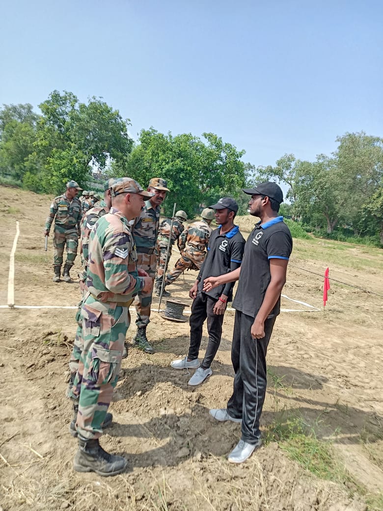 ReviewVayu's tweet photo. Garuda Make in India Tactical Drones

Indian Army has expressed interest to utilise Garuda Aerospace expertise &amp; technical knowledge to use drones more effectively
GA's been invited to dispatch their technical team to undertake modification &amp; help the army maintain timelines

1/2 https://t.co/xaZJ3XWIGj