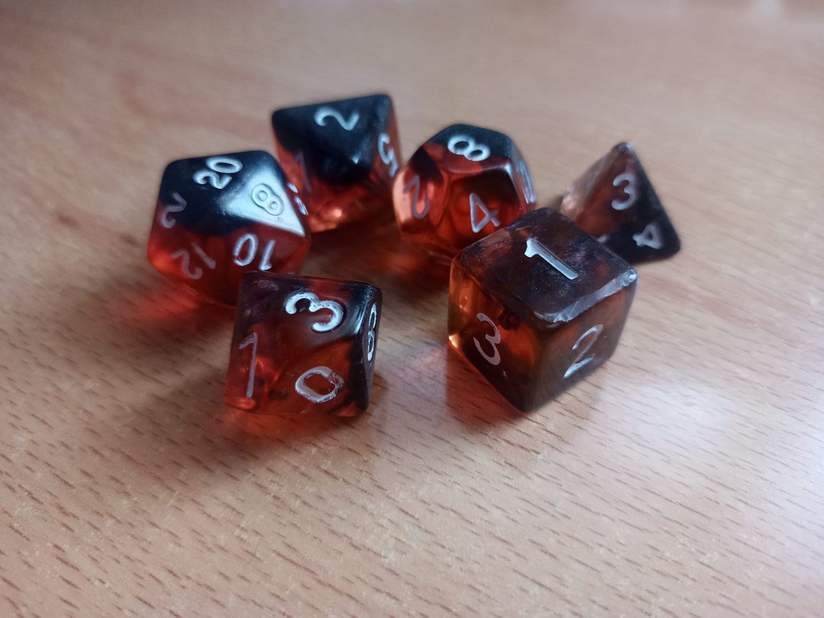 carlos_dados's tweet photo. Este set de dados se lo ha llevado un amigo. Me gusta el efecto https://t.co/Gl8pLUCcNi