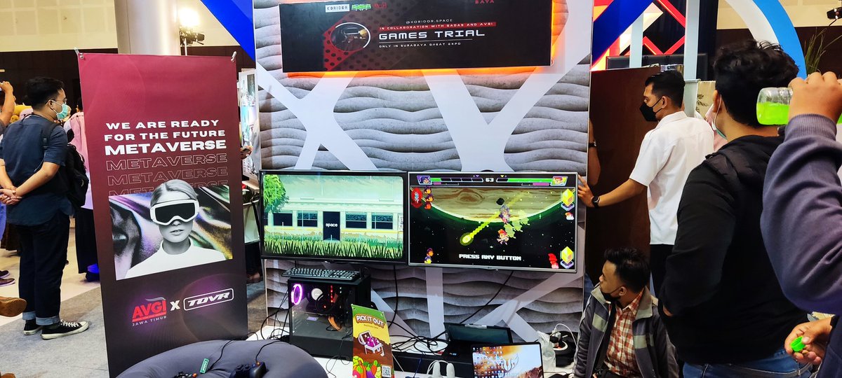 EmYiKay's tweet photo. Lagi ngeshowcasein gim-gim dan VR dari temen-temen GADAS di Surabaya Great Expo 2022.
Kuy yang mau maen gim atau VR e, tarungan USBB, ataupun sing mau ketemuan sama temen-temen GADAS, kita disini sampe tanggal 28 Agustus!
#GADAS #SurabayaGreatExpo #gamedev #GameLokal #USBB https://t.co/qIVadHdG36