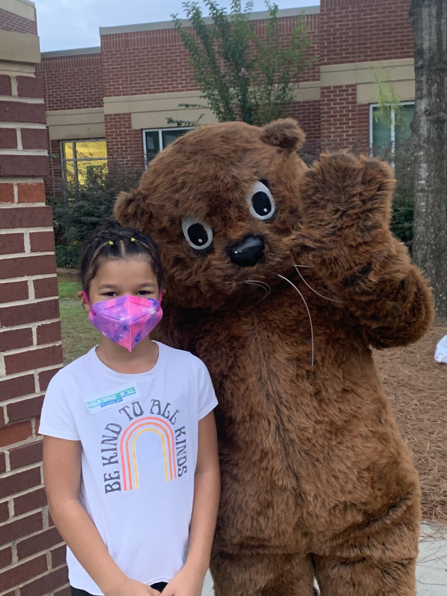 wifymtrl's tweet photo. Walk and Roll @OceeElem topped off with a picture with the Ocee Otter!! Great way to start the day https://t.co/GCirGVEDxu