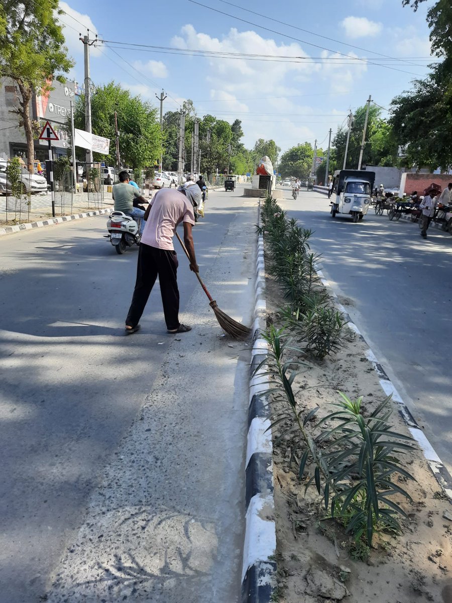 aboharchokho's tweet photo. Cleanliness Drive at Daily Basis. Main roads Clean #pmidc ##SwachhSurvekshan2023 #ulbcode800214 #ulbabohar #pmidc #swachhabohar #SwachhBharat #SwachhBharatMission #ulbcode800214 https://t.co/z0bPFR2GxI