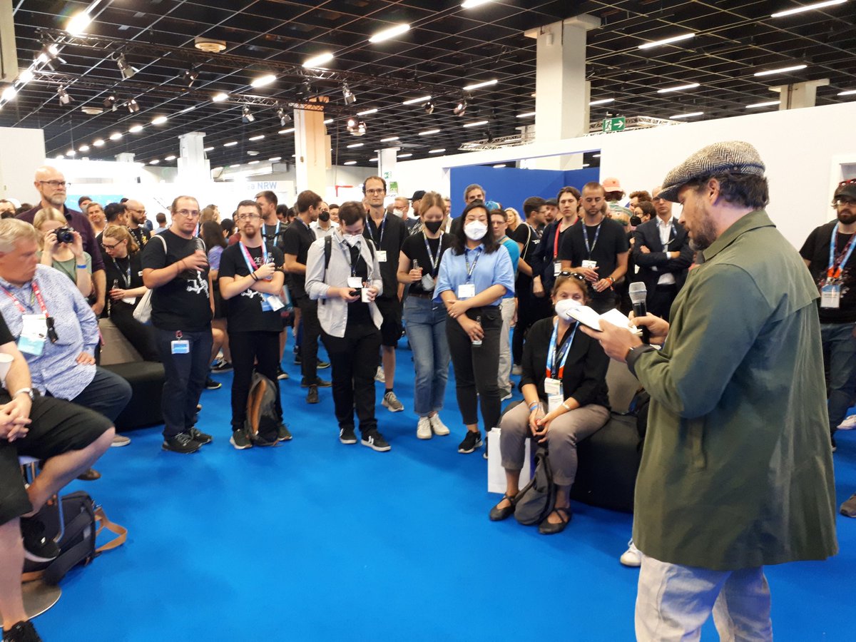 medianetbb's tweet photo. @djane0815, Chef der Senatskanzlei Berlin @FischerSeverin, @liebe_micha und @neusmelich eröffnen den Berlin-Brandenburg Empfang auf der @gamescom. Wir danken unseren Partnern @Kickstarter und @catalanarts. https://t.co/whxH8rU5Az