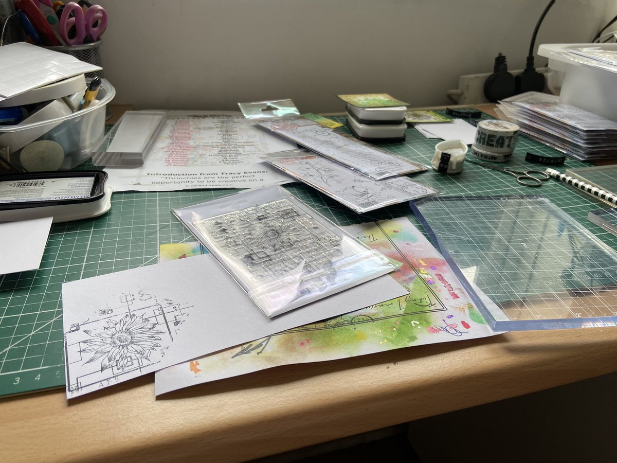 lyndseytw70's tweet photo. Been getting creative again. A day to myself to do as I please. Love them! #toppingupthetank #creativity #beinginthemoment #thrinchiechallenge https://t.co/MXBOv48Hfl