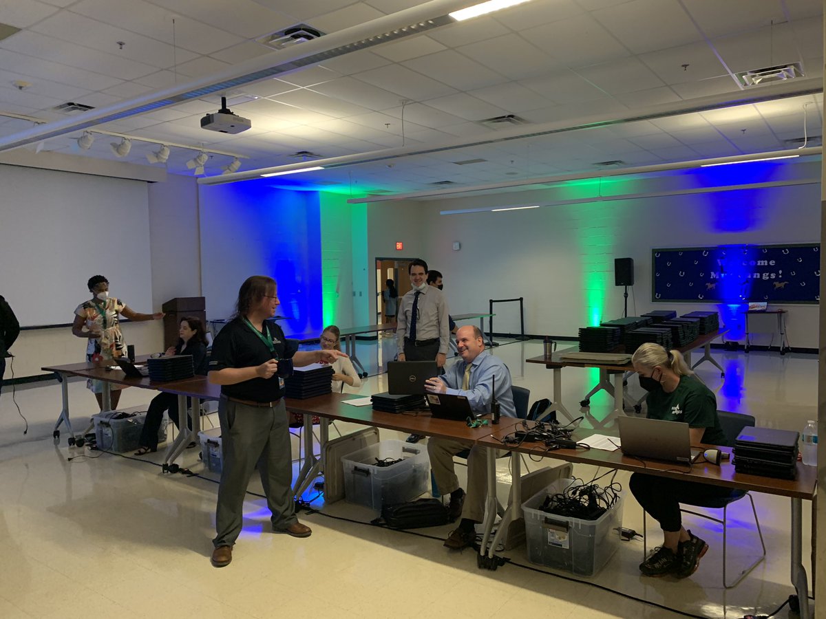pakownacki's tweet photo. Laptop distribution is in full effect @SouthCountyMS. Shoutout to our amazing tech team for organizing a SUPER efficient system! @fcpsnews @Region4FCPS @LoriFoarce #OneHERD https://t.co/CH9r8A46Pi