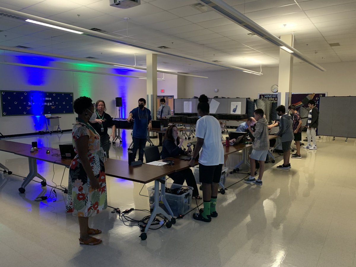 pakownacki's tweet photo. Laptop distribution is in full effect @SouthCountyMS. Shoutout to our amazing tech team for organizing a SUPER efficient system! @fcpsnews @Region4FCPS @LoriFoarce #OneHERD https://t.co/CH9r8A46Pi
