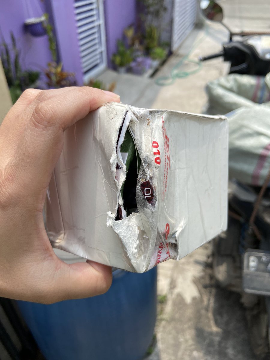Runylubis's tweet photo. @jntexpressid tolong paket saya di FU scptnya karena di robek dan di ambil isinya ,mama mertua gw kirim rokok herbal buat obat 6pcs sampe di Jkt hanya 4pcs dan robek bungkusnya ! Tolong servicenya donk ! https://t.co/SYf3XiuXcL