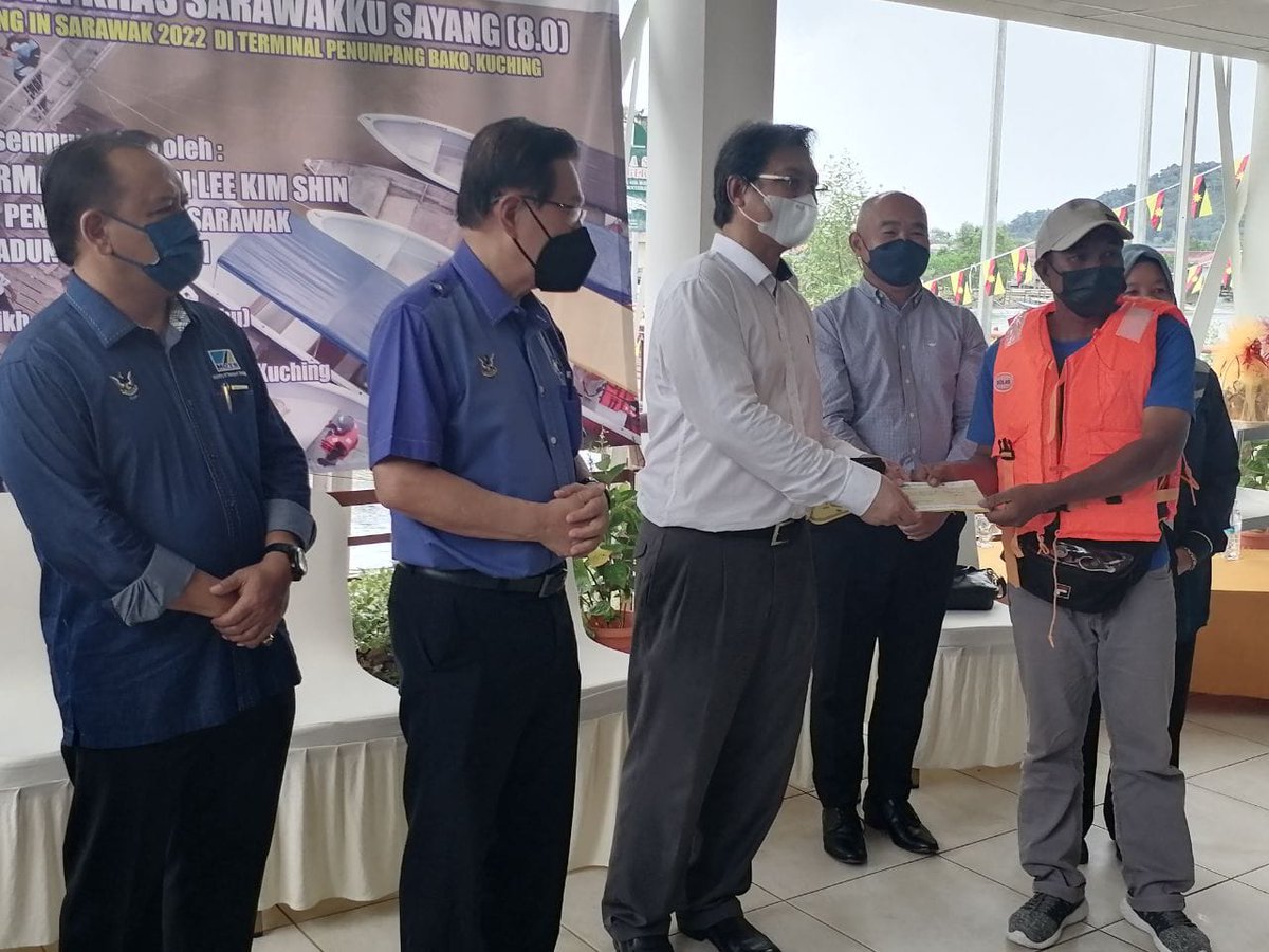 hazlandswk's tweet photo. Bersama Datuk Lee Kim Shin, Menteri Pengangkutan dan para pelancong dari Austria di Terminal Bot Bako petang tadi.
#Bako
#DemakLaut
#Sarawak https://t.co/rQs9ZqrAFG