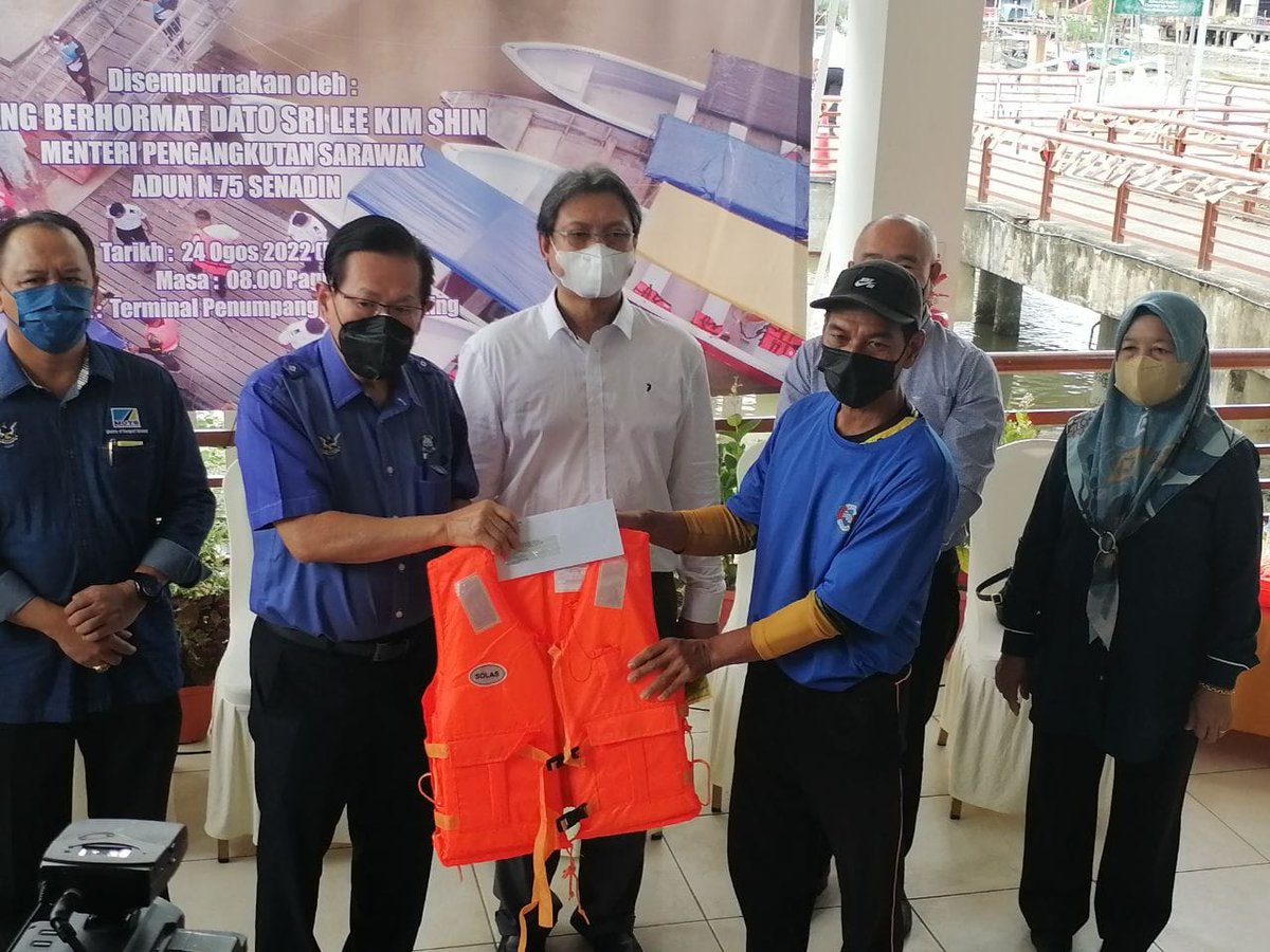 hazlandswk's tweet photo. Bersama Datuk Lee Kim Shin, Menteri Pengangkutan dan para pelancong dari Austria di Terminal Bot Bako petang tadi.
#Bako
#DemakLaut
#Sarawak https://t.co/rQs9ZqrAFG