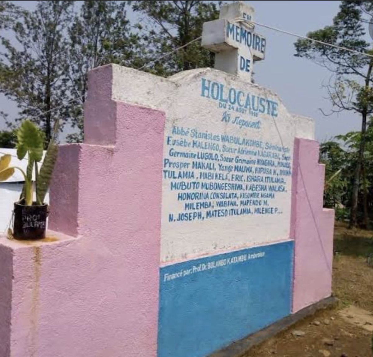 DendeLexxus's tweet photo. Le 24.08, nous commémorons le massacre perpétré par le RCD dans le village de Kasika à Mwenga/Sud Kivu le 23 et le lundi 24 août 1998.
Plus de 1200 personnes massacrées dont le Mwami et sa femme enceinte. Ns n’oublierons pas! @Genocost ,#TPIRDC
@Ekilaaa
Avançons https://t.co/TAbeKHbDOi