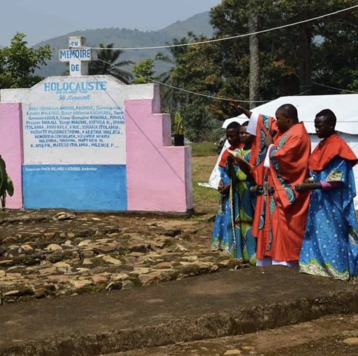 DendeLexxus's tweet photo. Le 24.08, nous commémorons le massacre perpétré par le RCD dans le village de Kasika à Mwenga/Sud Kivu le 23 et le lundi 24 août 1998.
Plus de 1200 personnes massacrées dont le Mwami et sa femme enceinte. Ns n’oublierons pas! @Genocost ,#TPIRDC
@Ekilaaa
Avançons https://t.co/TAbeKHbDOi