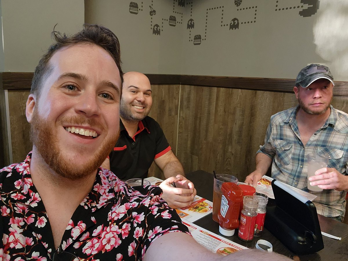 JesseLyonsLive's tweet photo. A great meal among friends 🥰 @redrobinburgers thanks for hosting! https://t.co/yv0TI75ex6