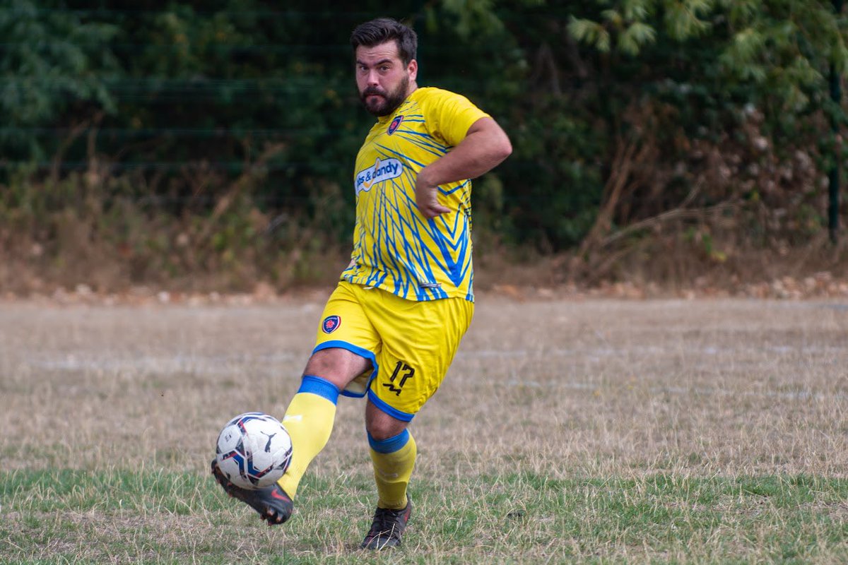 peckhamryefc's tweet photo. The Skipper Phills what a player keeps it simple breaks up play leads by example #Leader #Underdogs #RyeorDie #Ryetime @WESFA_Football @TrueGrassroot @PodcastSelk @ProamtvTv @matchark_uk @SportskingTV https://t.co/FvWVsC5smo
