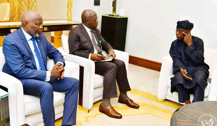 IsralMutombo11's tweet photo. Le Chef de l'État a reçu ce mardi 23 août l'ancien Président Nigérian, Olusegun Obasanjo.

Ils ont eu un entretien concernant l'agenda de la transformation agricole de la RDC, une initiative du Pdt @fatshi13.

Peu après cette rencontre, l'ancien président Nigérian a reçu VK. https://t.co/7OZK4J1Bir