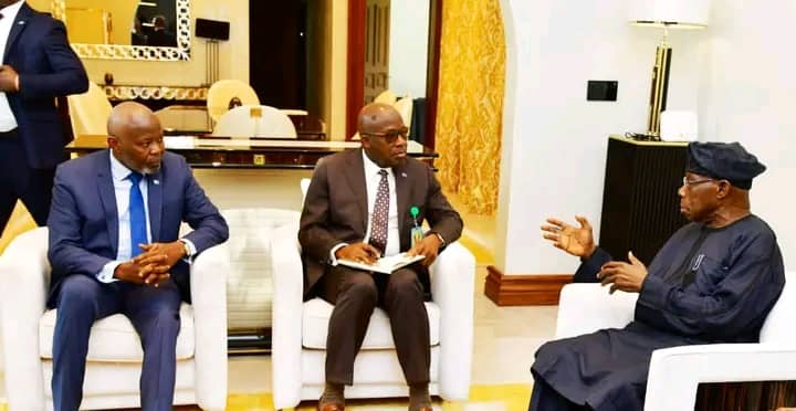 IsralMutombo11's tweet photo. Le Chef de l'État a reçu ce mardi 23 août l'ancien Président Nigérian, Olusegun Obasanjo.

Ils ont eu un entretien concernant l'agenda de la transformation agricole de la RDC, une initiative du Pdt @fatshi13.

Peu après cette rencontre, l'ancien président Nigérian a reçu VK. https://t.co/7OZK4J1Bir