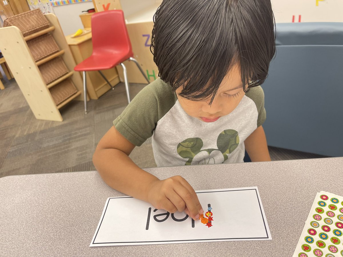 PreK_rocks_'s tweet photo. Just a little fine motor while learning the letters in our name. #earlyedSMSD @BrookridgeSMSD https://t.co/6gXGkRlsGu