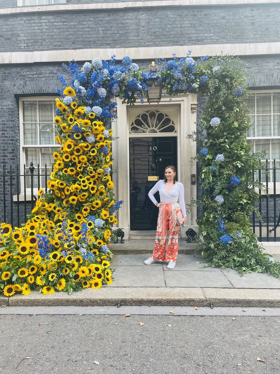 Angie_Angie_Ang's tweet photo. Heard someone nearby ask if these flowers were for a wedding. 

#StandWithUkraine https://t.co/tgjizbJTRw