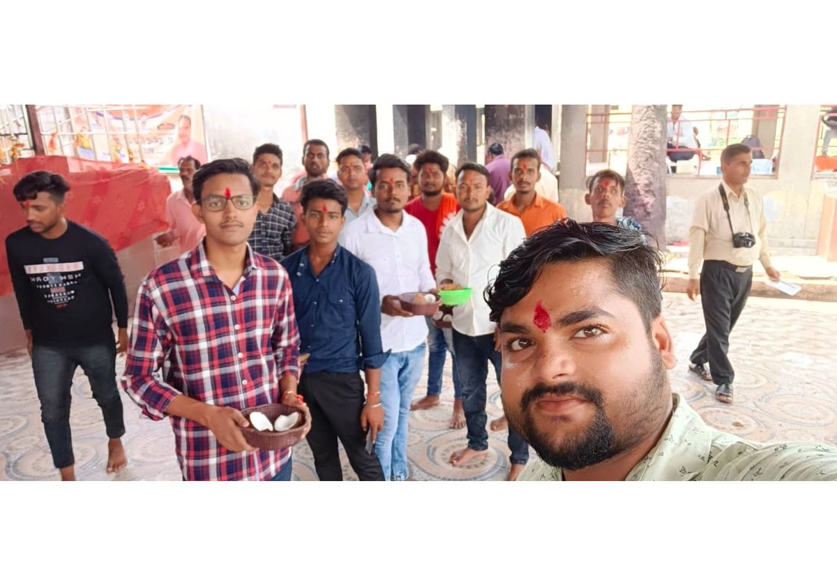 krantipratapsi3's tweet photo. आज बड़े भाई और मित्रो के साथ तरकुलही माता जी का दर्शन करने का सौभाग्य प्राप्त हुआ।
जय माता दी🙏 https://t.co/xOUo9GCISB