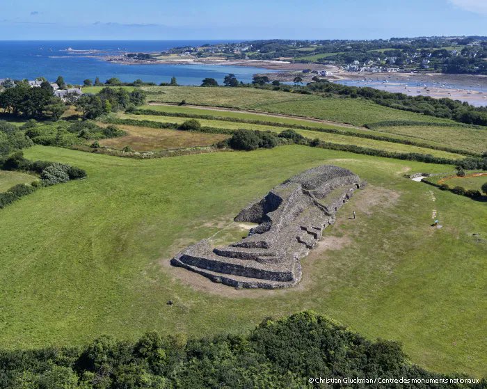 leCMN's tweet photo. #LeSaviezVous Le plus grand mausolée mégalithique d’Europe se trouve dans le @finistere_29 ! Il s’agit du grand Cairn de #Barnenez, qui date d’environ 4000 ans avant J.-C. 🪨
https://t.co/siD8GfTJzl https://t.co/bTezKamxiB