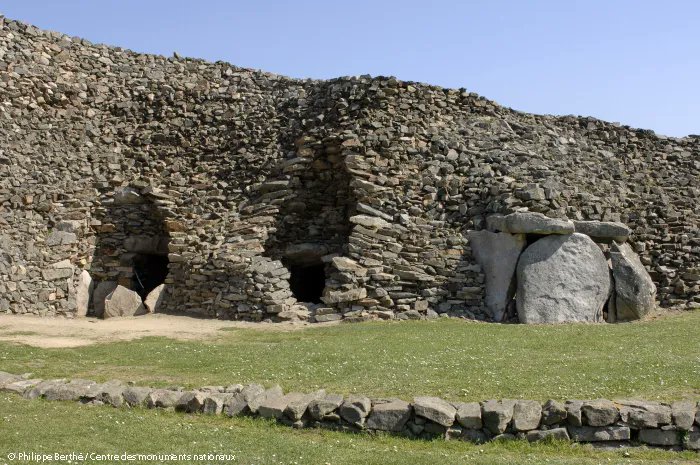 leCMN's tweet photo. #LeSaviezVous Le plus grand mausolée mégalithique d’Europe se trouve dans le @finistere_29 ! Il s’agit du grand Cairn de #Barnenez, qui date d’environ 4000 ans avant J.-C. 🪨
https://t.co/siD8GfTJzl https://t.co/bTezKamxiB