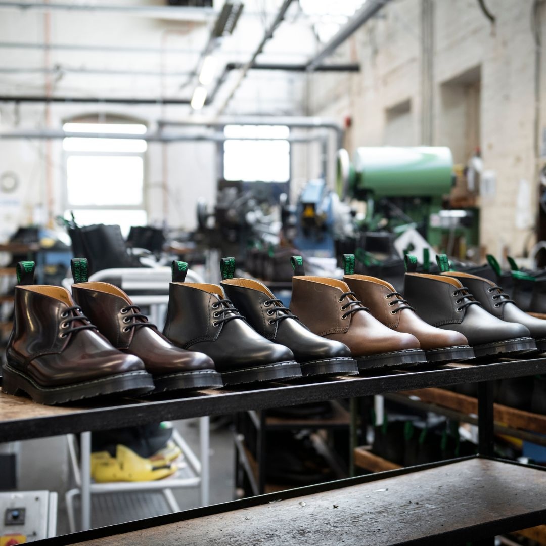 SolovairUK's tweet photo. New to the Solovair Classic Collection the reinterpreted Chukka Boot is made on the 493 last and is available in several colourways including the popular Burgundy Rub-Off and Black Greasy. 

Shop Chukka Boots - https://t.co/GvT8dPmBY3

#chukkaboot #solovair #madeinengland https://t.co/UtkJ0jLnof
