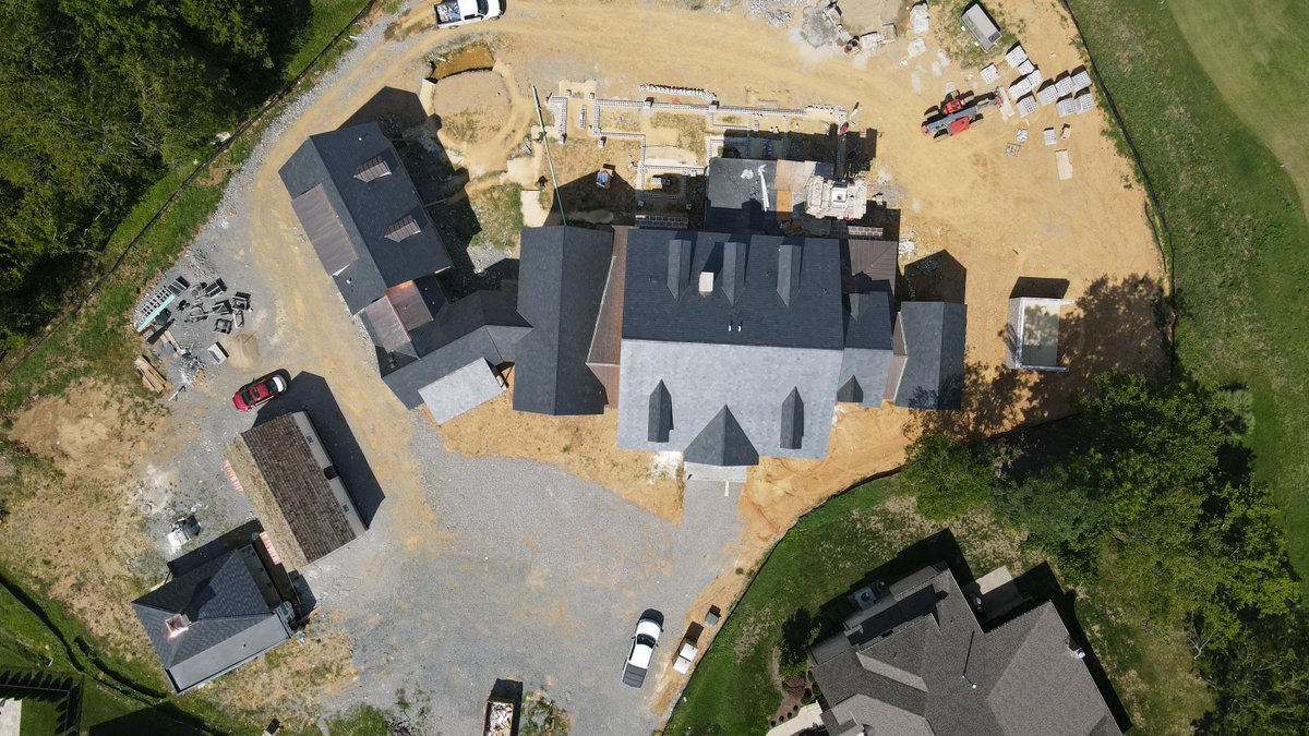 myfloridaroofer's tweet image. Making significant progress on our client's cedar and slate roof with copper flashing and gutters. This roof is coming out excellent. Architect- Cathryne Tracy Sloan | Builder- Hearington Homes, Inc. #cedarroof #slateroof #copperflashing 🏘️ 🔨