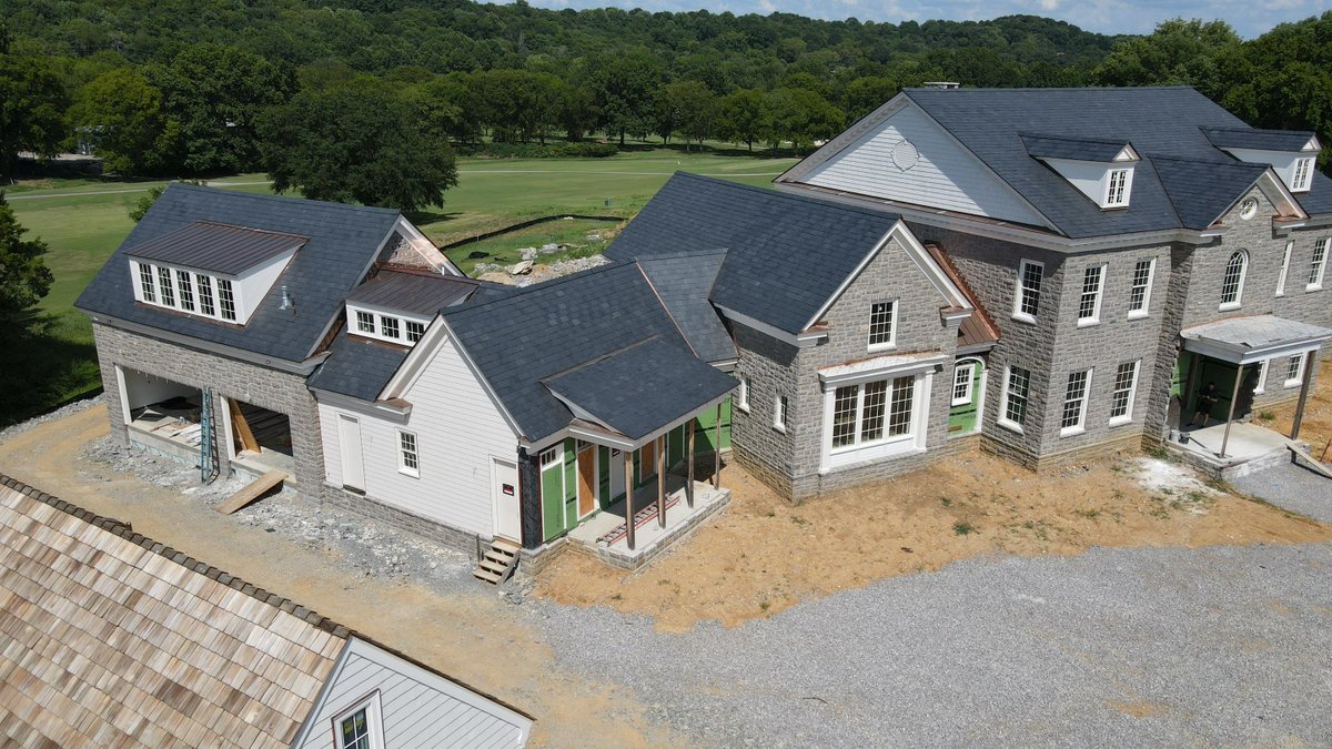 myfloridaroofer's tweet image. Making significant progress on our client's cedar and slate roof with copper flashing and gutters. This roof is coming out excellent. Architect- Cathryne Tracy Sloan | Builder- Hearington Homes, Inc. #cedarroof #slateroof #copperflashing 🏘️ 🔨
