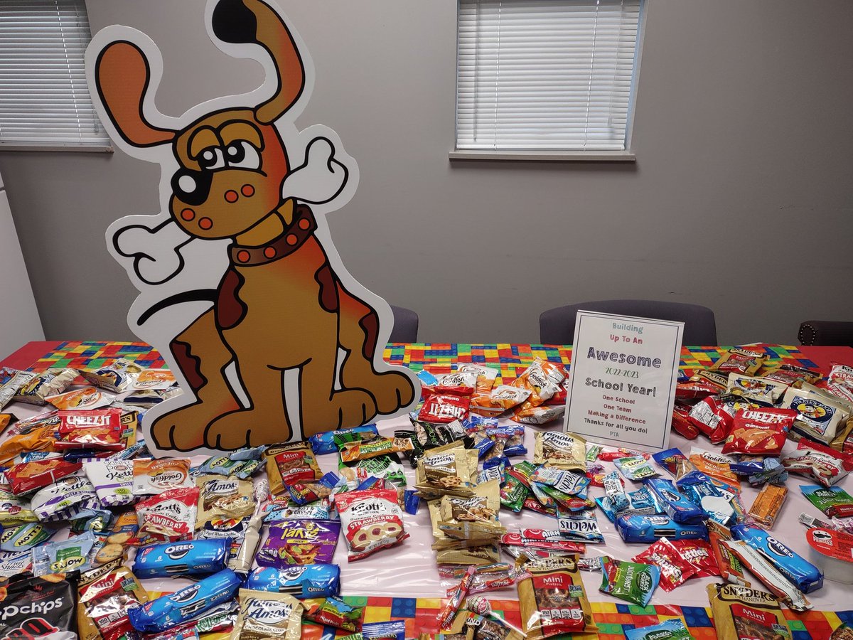 dedrington's tweet photo. Our PTA is AWESOME!  Thank you for the treats:) @HoundsPta @Huntshounds @RCS_NC https://t.co/FEQC398YAs