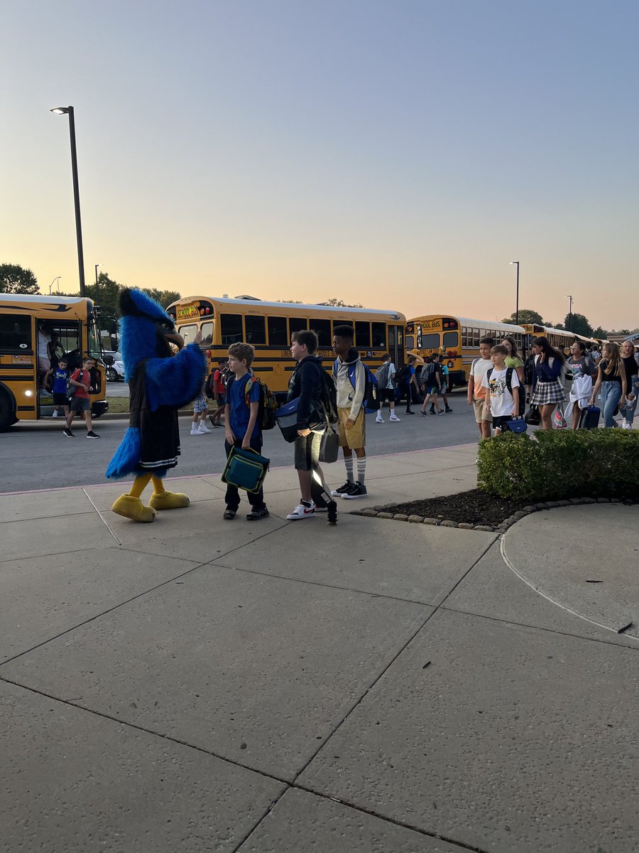 Bioisfun's tweet photo. DMS Bluejays are ready thanks to our amazing Bluejay, Dr. Dickerson! #LPSFirstDay22 https://t.co/3PdHmAIOWV