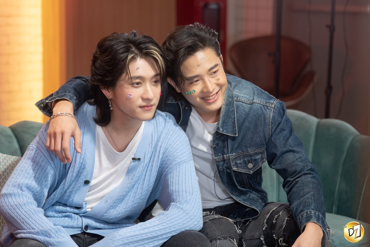 usnttrspace's tweet photo. [TWT] Us with JJ during their D7 Facebook live from @D7Thailand post

#usnttr #usnititorn
#RYM_Us #OurUs #อัสที่แปลว่าเรา
#2jkhunchalach 
#2JUs #JJUs #Remember2JUs 
@usnttr @2Jkhunchalach https://t.co/kGiC9soOFW