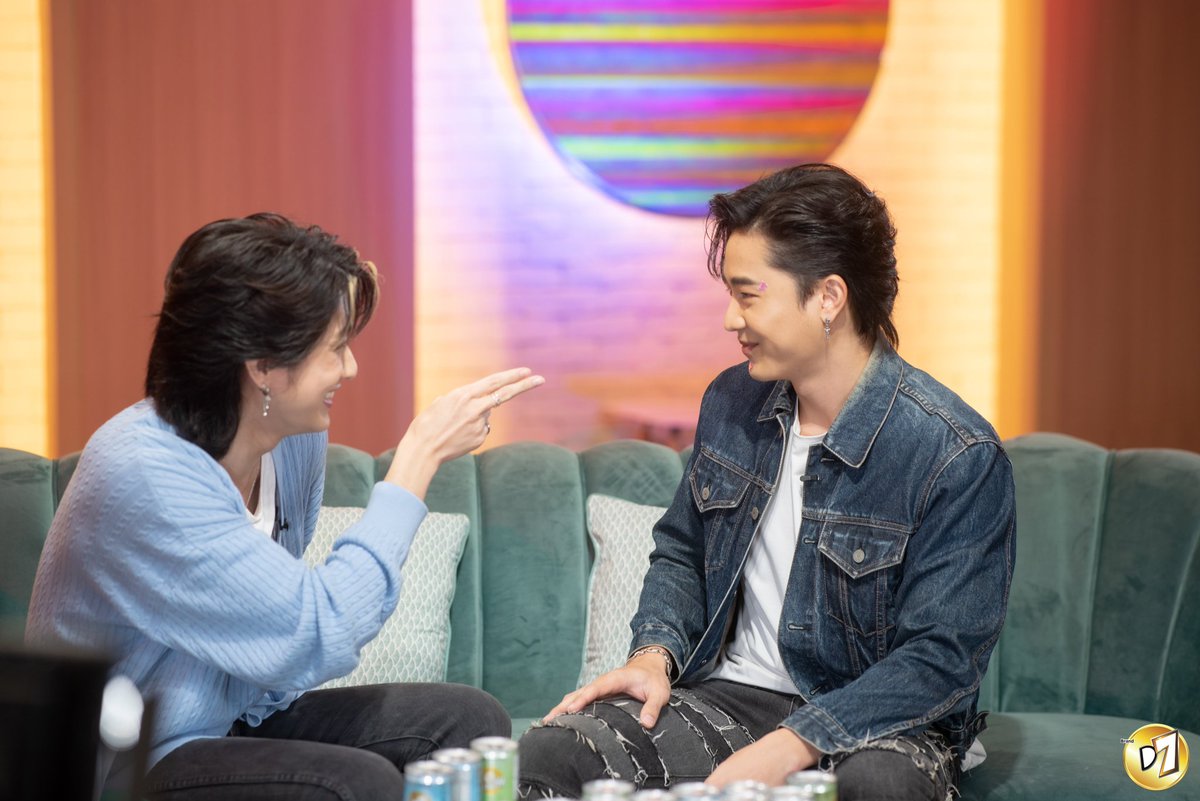 usnttrspace's tweet photo. [TWT] Us with JJ during their D7 Facebook live from @D7Thailand post

#usnttr #usnititorn
#RYM_Us #OurUs #อัสที่แปลว่าเรา
#2jkhunchalach 
#2JUs #JJUs #Remember2JUs 
@usnttr @2Jkhunchalach https://t.co/Fd9kiqo7QU