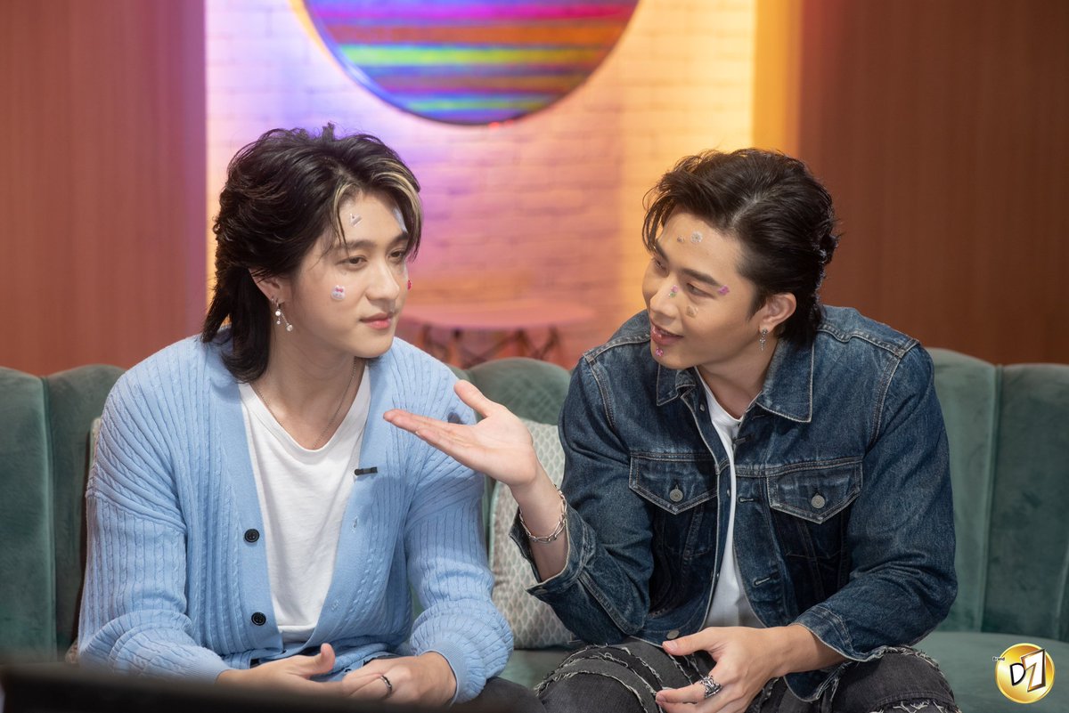 usnttrspace's tweet photo. [TWT] Us with JJ during their D7 Facebook live from @D7Thailand post

#usnttr #usnititorn
#RYM_Us #OurUs #อัสที่แปลว่าเรา
#2jkhunchalach 
#2JUs #JJUs #Remember2JUs 
@usnttr @2Jkhunchalach https://t.co/Fd9kiqo7QU