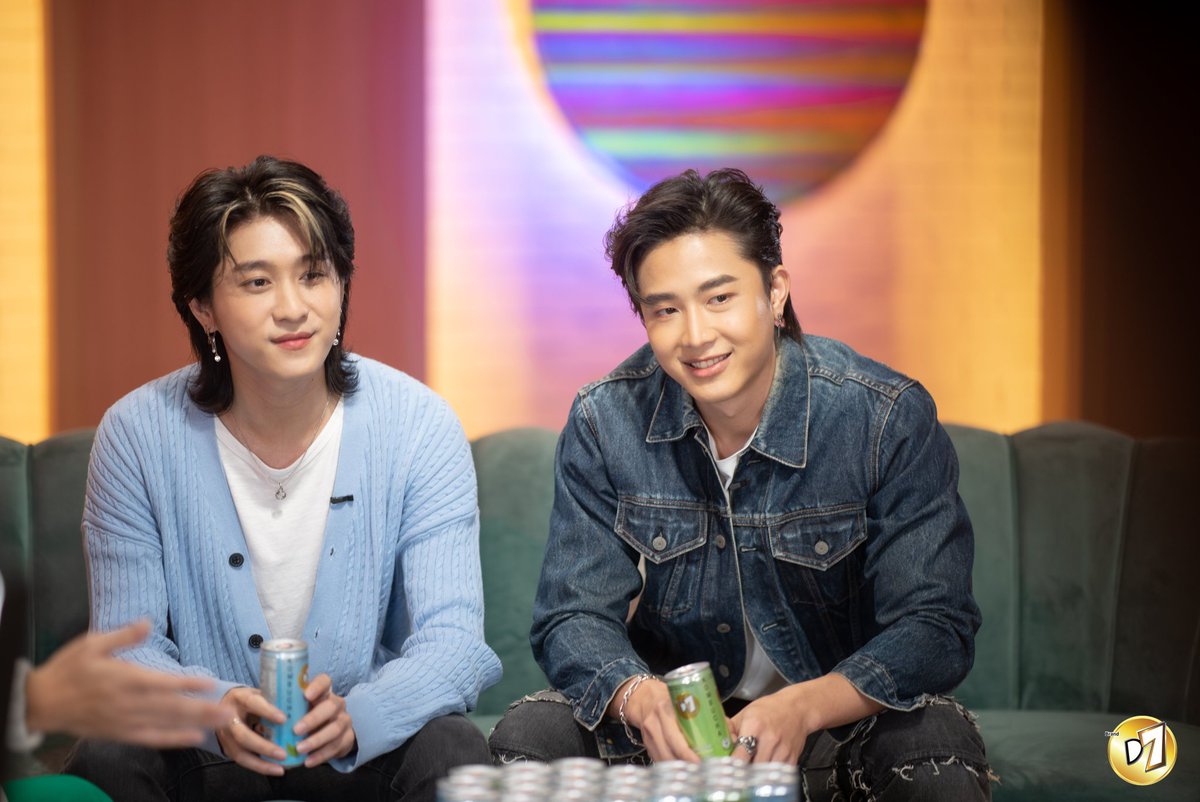 usnttrspace's tweet photo. [TWT] Us with JJ during their D7 Facebook live from @D7Thailand post

#usnttr #usnititorn
#RYM_Us #OurUs #อัสที่แปลว่าเรา
#2jkhunchalach 
#2JUs #JJUs #Remember2JUs 
@usnttr @2Jkhunchalach https://t.co/Fd9kiqo7QU