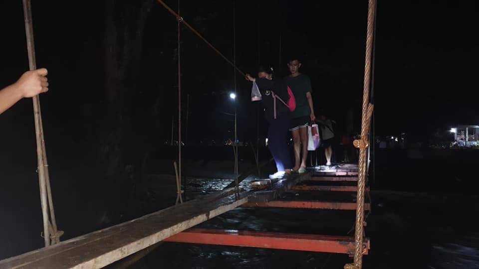 smninews's tweet image. Kailangan pang tumawid sa hanging bridge na ito ang mga guro at mag-aaral na pumapasok sa Sta. Felomina Elementary School sa Brgy. Sta. Felomina, Makilala, Cotabato.

📸 Sta. Felomina Elementary School

#F2Fclasses
#BalikEskwela