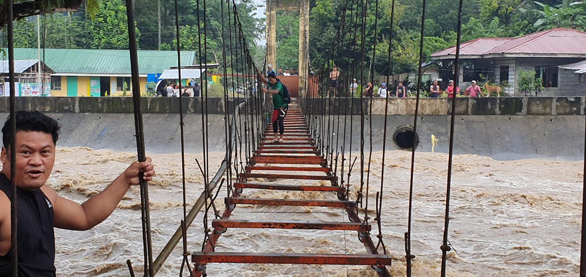 smninews's tweet image. Kailangan pang tumawid sa hanging bridge na ito ang mga guro at mag-aaral na pumapasok sa Sta. Felomina Elementary School sa Brgy. Sta. Felomina, Makilala, Cotabato.

📸 Sta. Felomina Elementary School

#F2Fclasses
#BalikEskwela