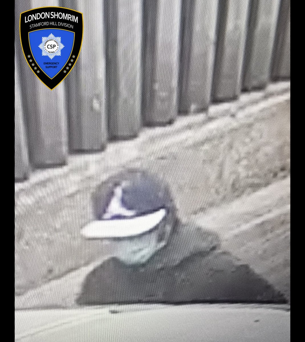 Shomrim's tweet photo. #Appeal 

Do you recognise this person🙏 

@MPSHackney, @MetCC &amp; @Shomrim are keen to speak to this person regarding an aggravated robbery inside @Barclays Stamford Hill #N16 today at 11:45am

Victim hospitalised @RoyalLondonHosp

CAD 2691 24/08/22 https://t.co/TZfFSjefuy
