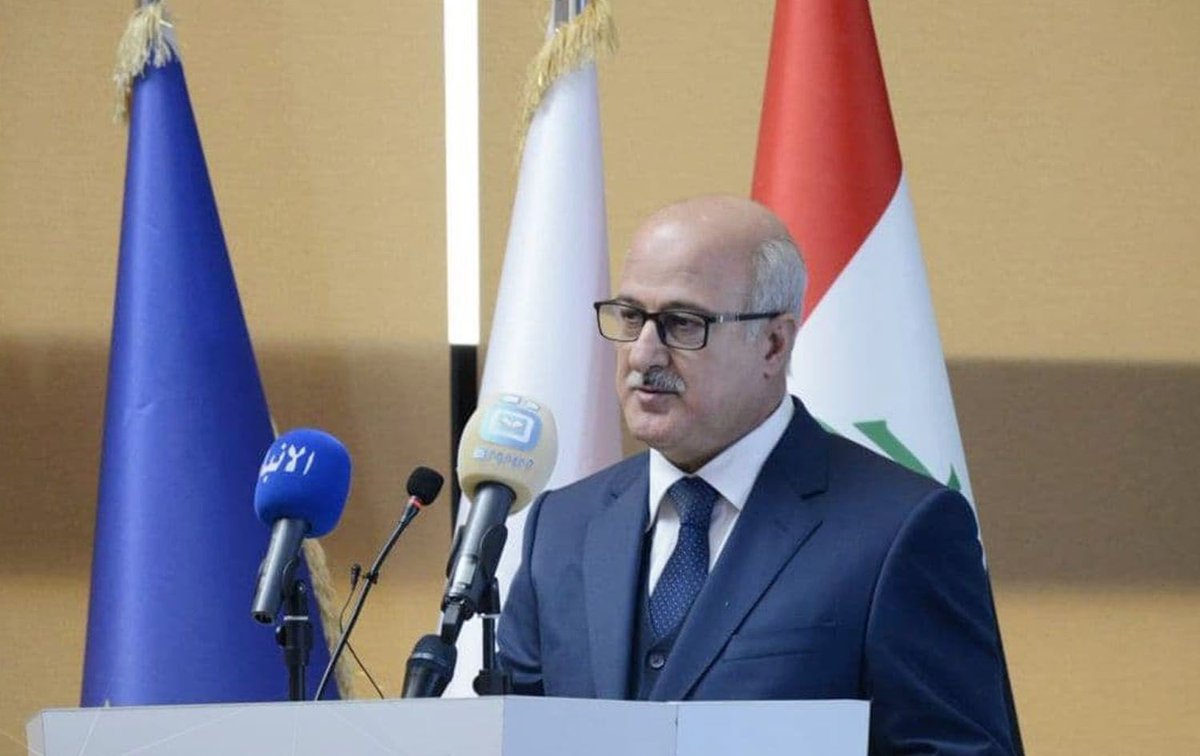 __s6f's tweet photo. في كتاب الادب قصيدة تقول:

وأقتل داء رؤية العين ظالما
يسئ ويتلى في المحافل حمده
علام يعيش المرء في الدهر خاملا
أيفرح في الدنيا بيوم يعده
يرى الضيم يغشاه فيلتذ وقعه
كذي جرب يلتذ بالحك جلده
من العار أن يرضى الفتى بمذلة
وفي السيف مايكفي لأمر يعده
.
 #ايشق_فضيحه_وزاره_التربيه https://t.co/4p9EMhlfLe