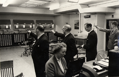 riksbanken's tweet photo. Idag skulle fotografen Lennart Nilsson ha fyllt 100 år. I mitten av 1950-talet fick han tillträde till stängda arbetsplatser, bland annat #Riksbanken, sedeltryckeriet på Kungsholmen och Tumba Bruk. Läs mer i tråden! 🧵 1/5 #Historia #Sedlar #Fotografi https://t.co/uYuzz3G5j9