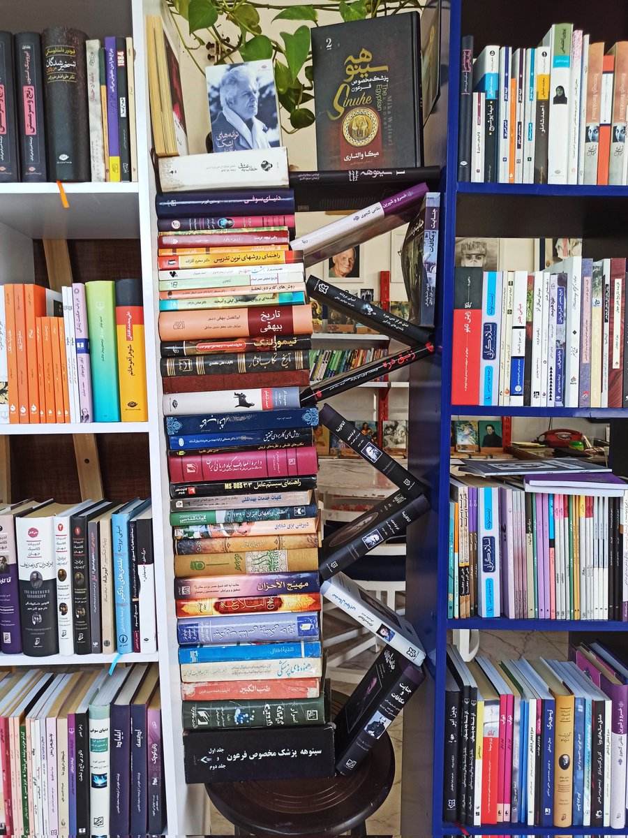 وقتی حوصله یک کتابفروش سر بره 😬 ...