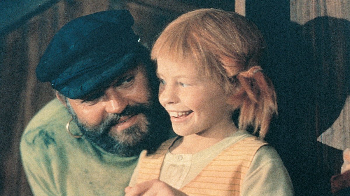 Her ses Pape Langstrømpe sammen med sin far der var konge.