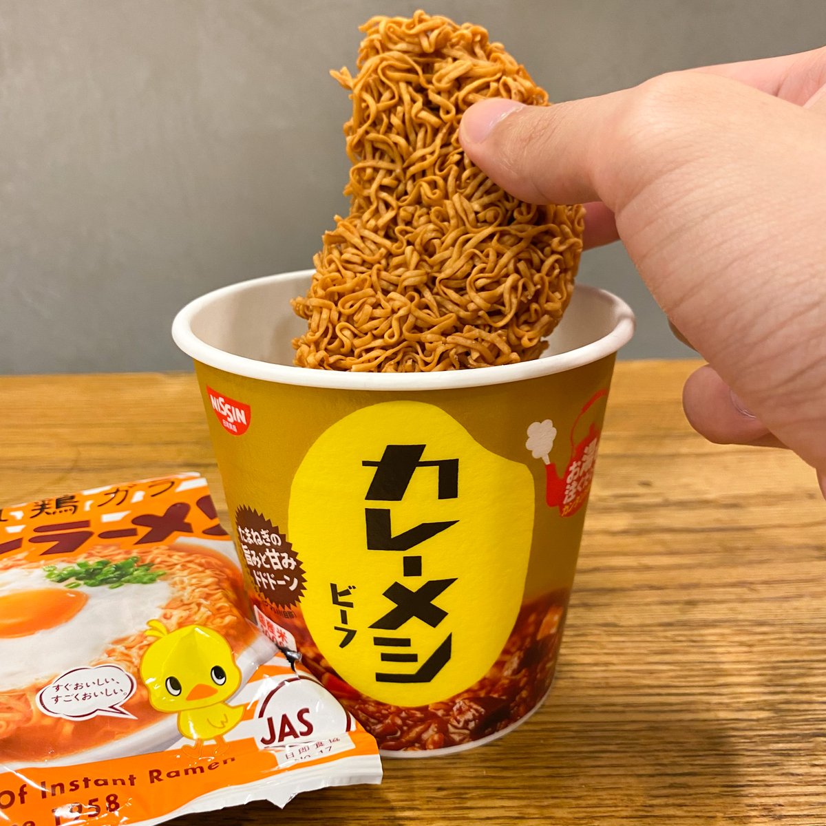 カレーメシ公式アカウントが よく混ぜたカレーメシにチキンラーメン半分を砕いて入れるとザックザクの チキンカレーメシ になる という発見をする Togetter