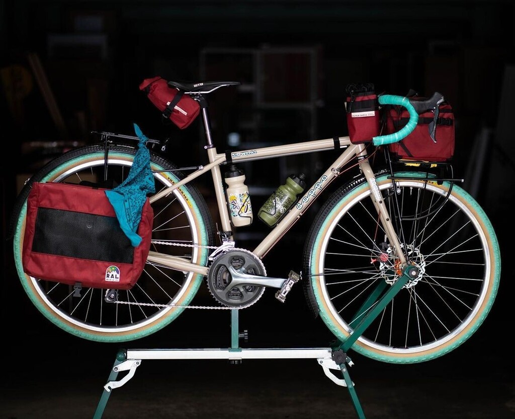 OuterShellAdven's tweet photo. Can you spot the details 👀 Where would you take this setup?
.
.
.
.
.
.
#outershell #simworks #bikebag #bikepackinglife #gravelgrinding #bikecamping #handlebarbag #explorebybike #adventurebybike #sfmade https://t.co/7qTBhFzQp3